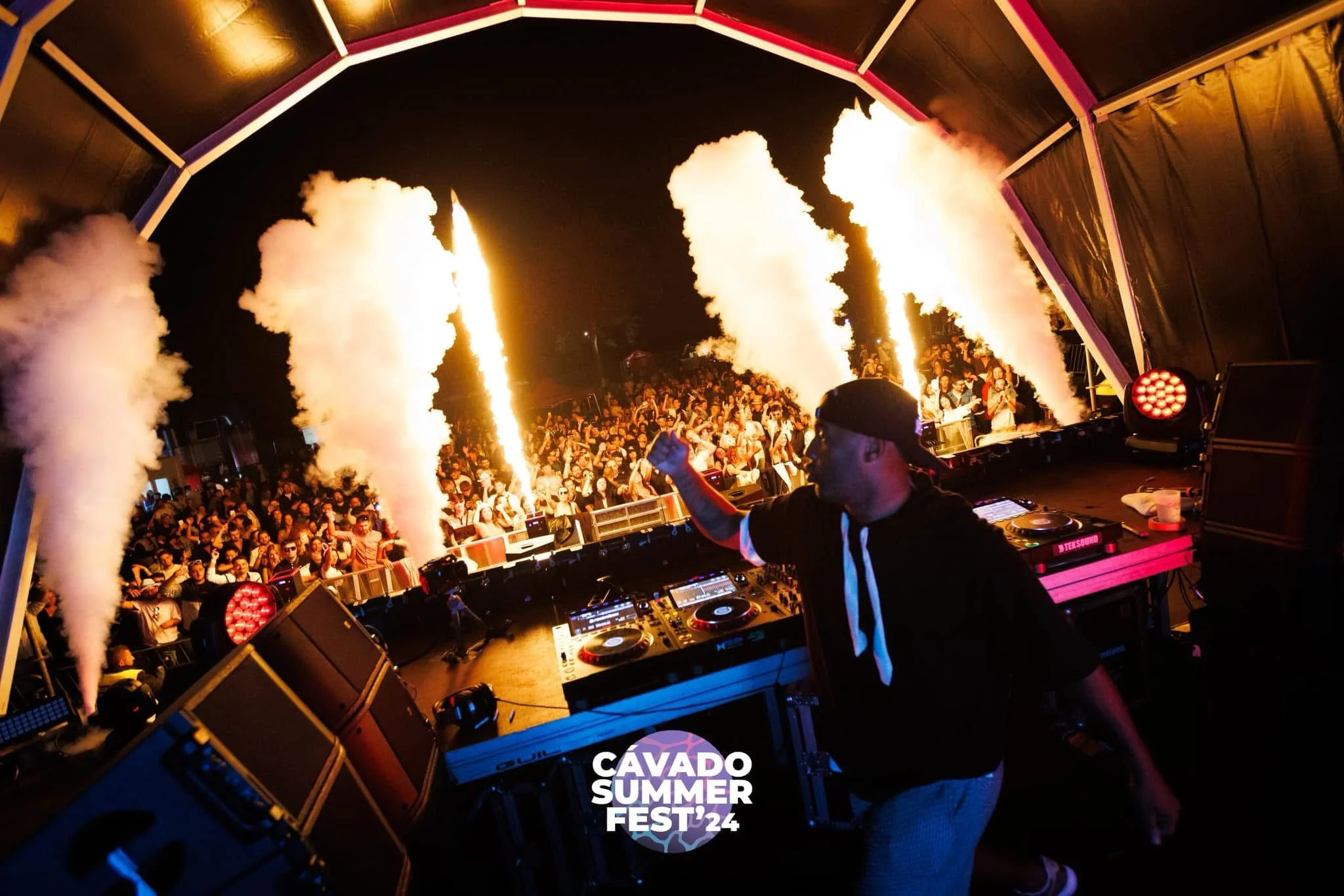 DJ com efeitos pirotécnicos no Cávado Summer Fest 2025